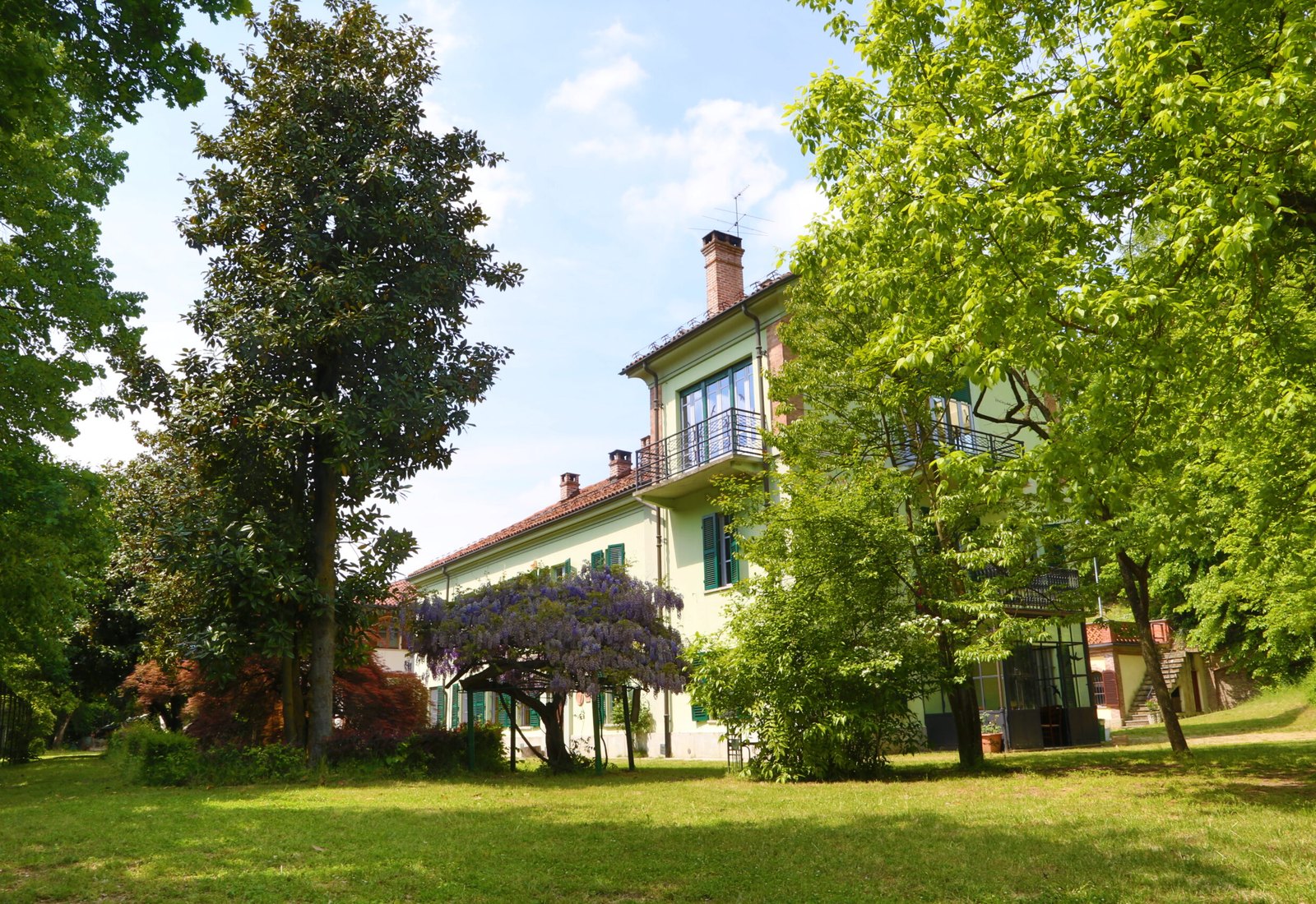 Villa Paolina among the trees and lawns of the WWF Valmanera oasis near Asti