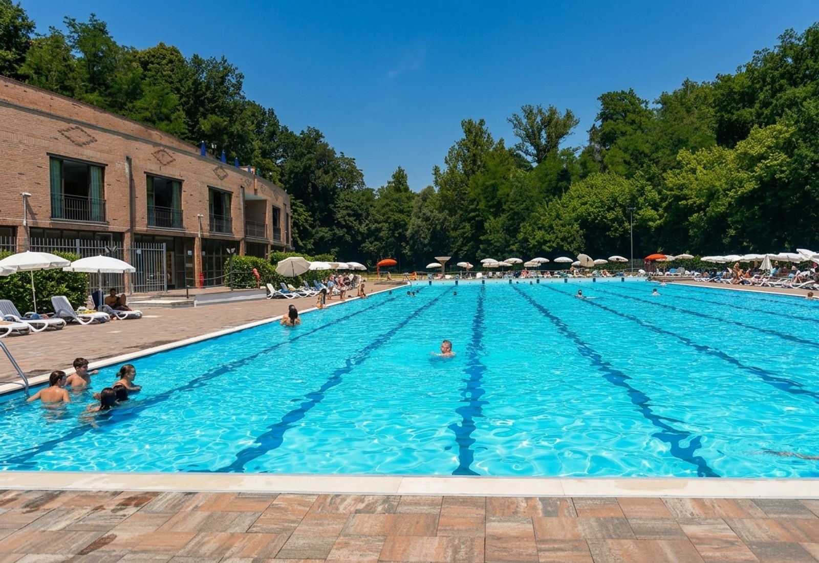 The outdoor swimming pool at Piscine Oasi Blu in Costigliole d'Asti on a sunny summer day